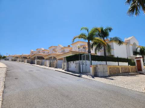 Moradia V2+1 em condomínio com Piscina em zona calma de Albufeira