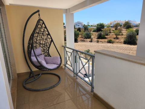 Moradia V2+1 em condomínio com Piscina em zona calma de Albufeira