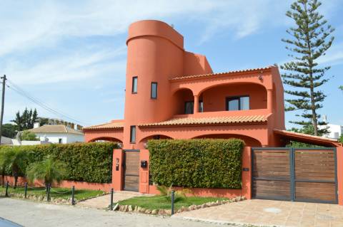 Moradia Isolada T4 totalmente remodelada e equipada com piscina aquecida, jardim zona calma de Vilamoura