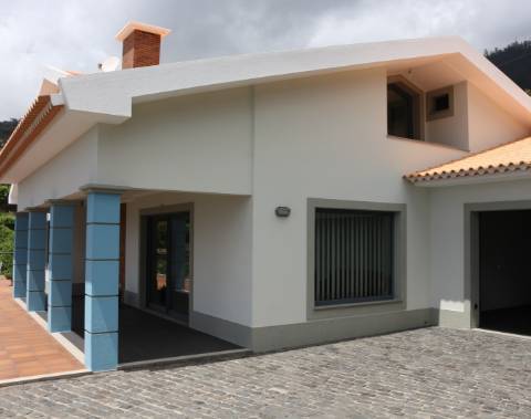 Moradia Isolada T3 com Terreno no Arco da Calheta