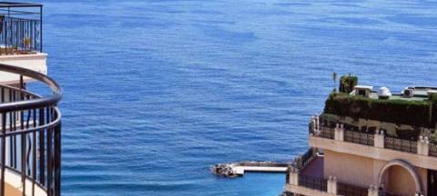 Penthouse de luxo renovada de 2 quartos com um terraço na cobertura em Monte - Carlo