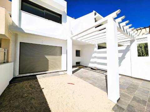 Excelente moradia T3 com grande espaço exterior , localizada nas Gambelas - Faro, Algarve