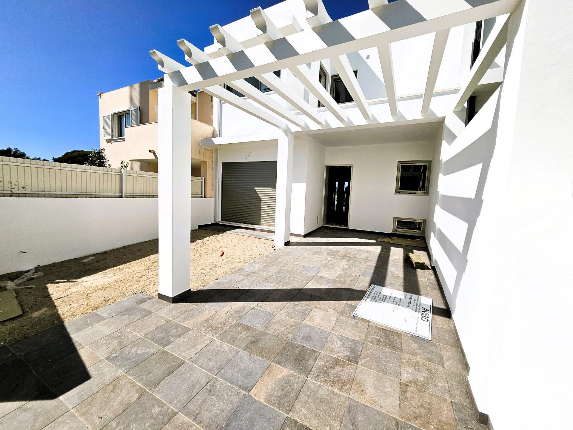 Excelente moradia T3 com grande espaço exterior , localizada nas Gambelas - Faro, Algarve