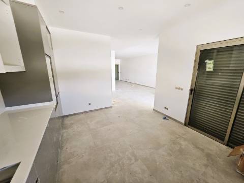 Excelente moradia T3 com grande espaço exterior , localizada nas Gambelas - Faro, Algarve
