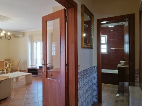Moradia Isolada T4 em Quarteira Perto de Tudo, jardim, barbecue, a 15 minutos da praia!