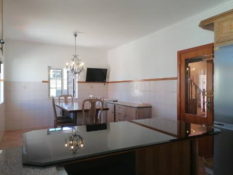 Moradia Isolada T4 em Quarteira Perto de Tudo, jardim, barbecue, a 15 minutos da praia!