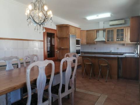 Moradia Isolada T4 em Quarteira Perto de Tudo, jardim, barbecue, a 15 minutos da praia!