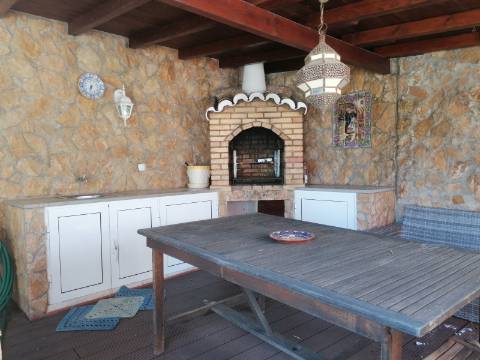 Moradia Isolada T4 em Quarteira Perto de Tudo, jardim, barbecue, a 15 minutos da praia!