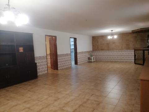 Moradia Isolada T4 em Quarteira Perto de Tudo, jardim, barbecue, a 15 minutos da praia!