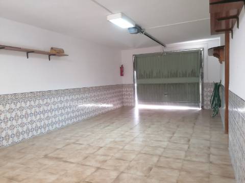 Moradia Isolada T4 em Quarteira Perto de Tudo, jardim, barbecue, a 15 minutos da praia!