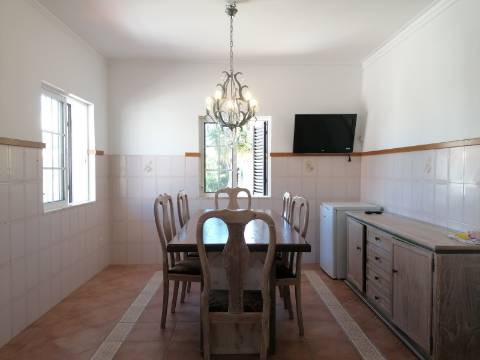 Moradia Isolada T4 em Quarteira Perto de Tudo, jardim, barbecue, a 15 minutos da praia!