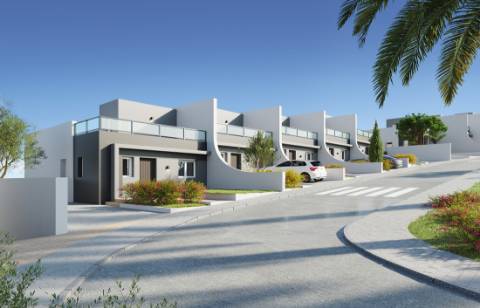 Moradia geminada T3 em construção, com parqueamento.