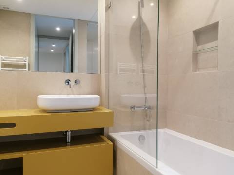 BAIXA DE PREÇO!!! Apartamento de LUxo com 2 Quartos , Jardim Privado com Piscina e Garagem a 500 m da Praia