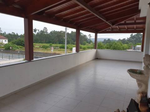 Moradia com espaço comercial em Viana do Castelo - oportunidade de investimento