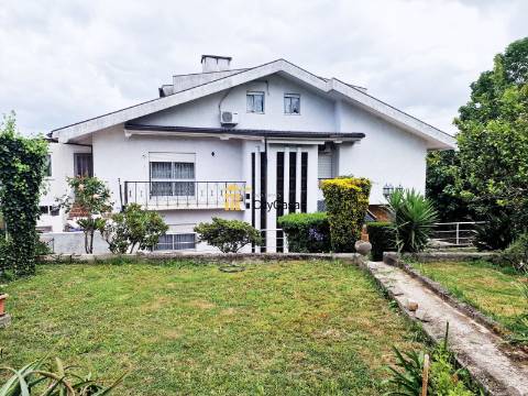 Propriedade com 4 Casas | São Mamede de Infesta