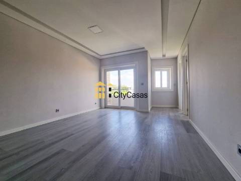 T3 Renovado com Varanda e L. Garagem