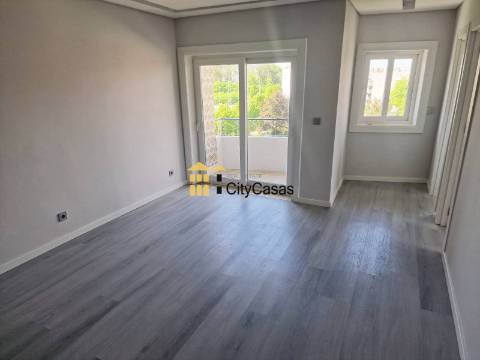 T3 Renovado com Varanda e L. Garagem