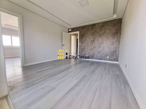 T3 Renovado com Varanda e L. Garagem