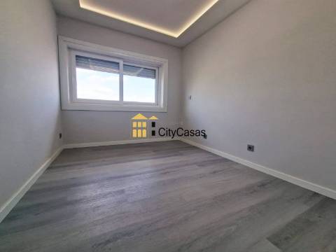 T3 Renovado com Varanda e L. Garagem