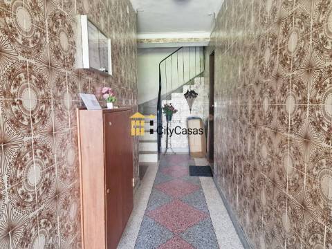 T3 Renovado com Varanda e L. Garagem