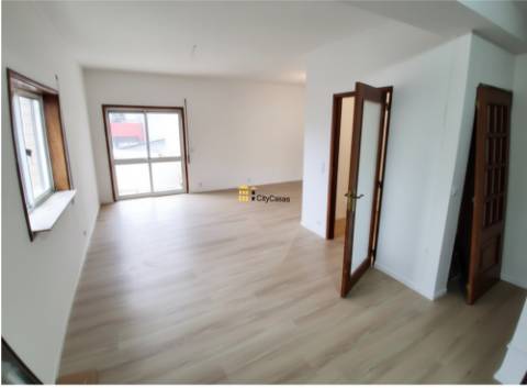 T2 Renovado c/ L. Garagem | Estação de Metro
