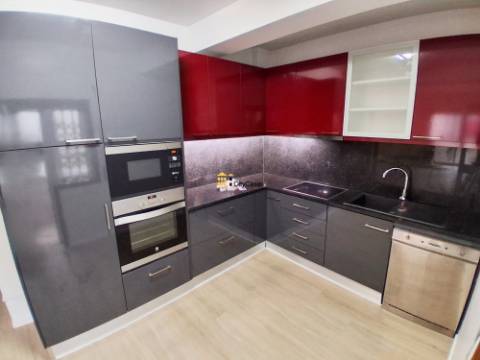 T2 Renovado c/ L. Garagem | Estação de Metro