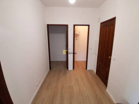 T2 Renovado c/ L. Garagem | Estação de Metro