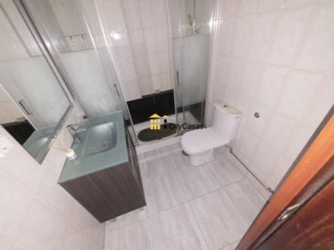 T2 Renovado c/ L. Garagem | Estação de Metro