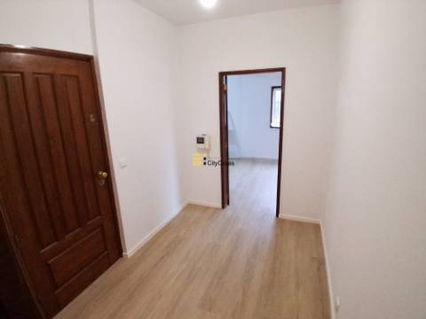 T2 Renovado c/ L. Garagem | Estação de Metro