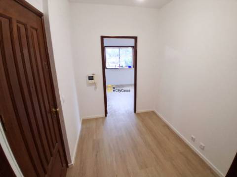 T2 Renovado c/ L. Garagem | Estação de Metro