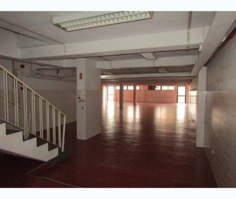 Espaço Comercial c/ Logradouro para Venda à Rotunda da Boavista
