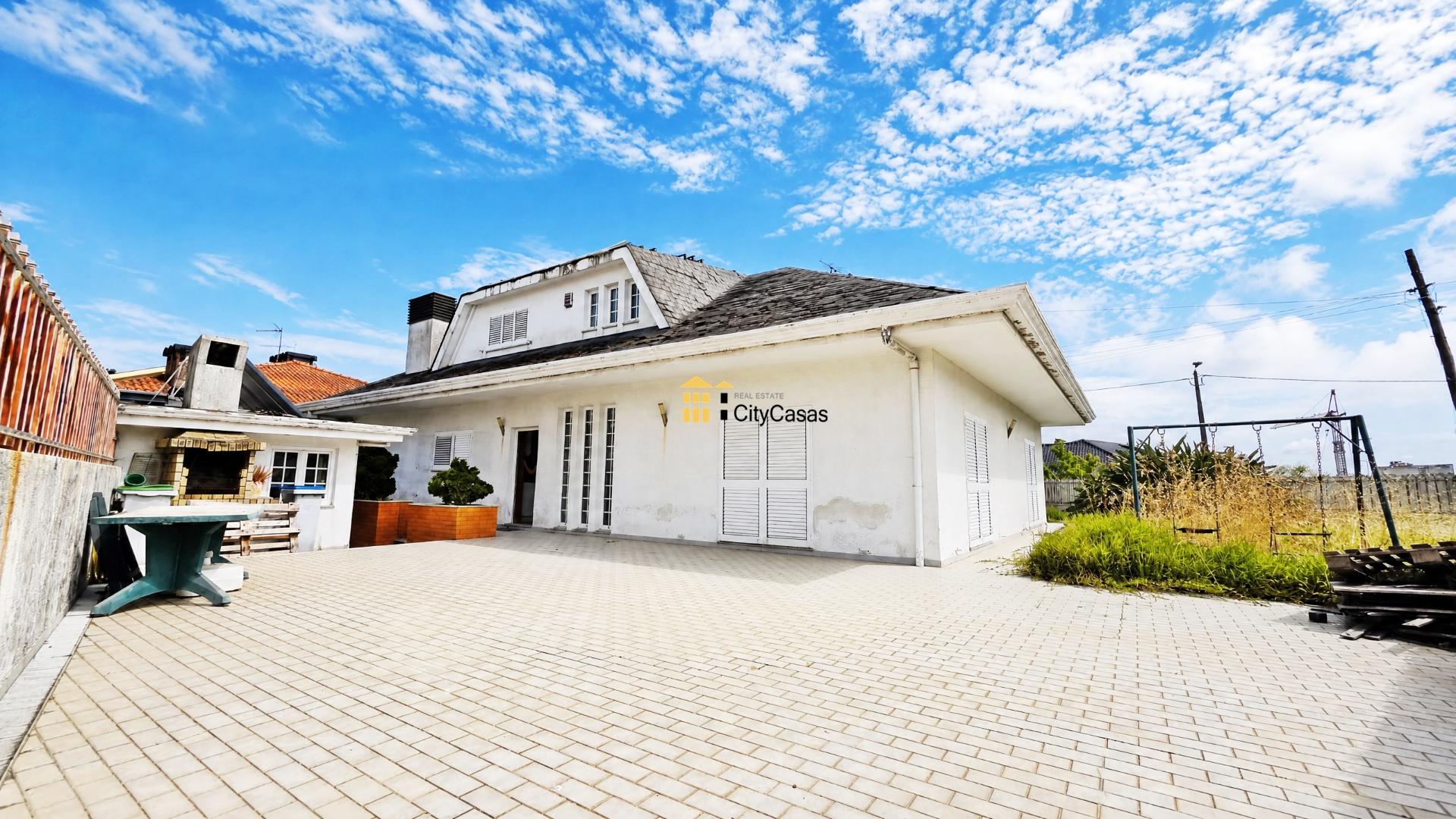 Vivenda de 4 Frentes com 3 Suítes, Garagem e Terreno | Gaia