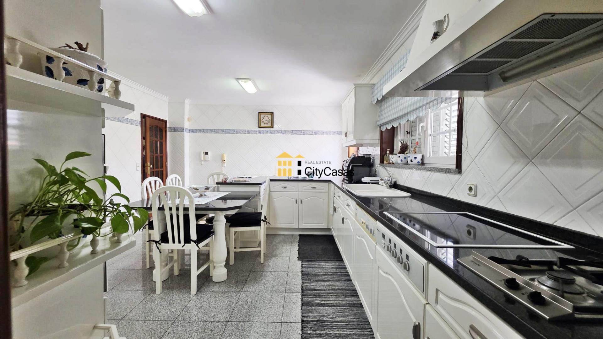 Vivenda de 4 Frentes com 3 Suítes, Garagem e Terreno | Gaia
