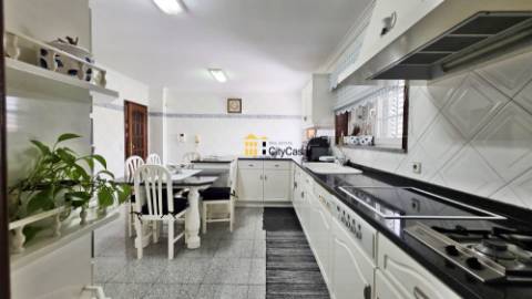 Vivenda de 4 Frentes com 3 Suítes, Garagem e Terreno | Gaia
