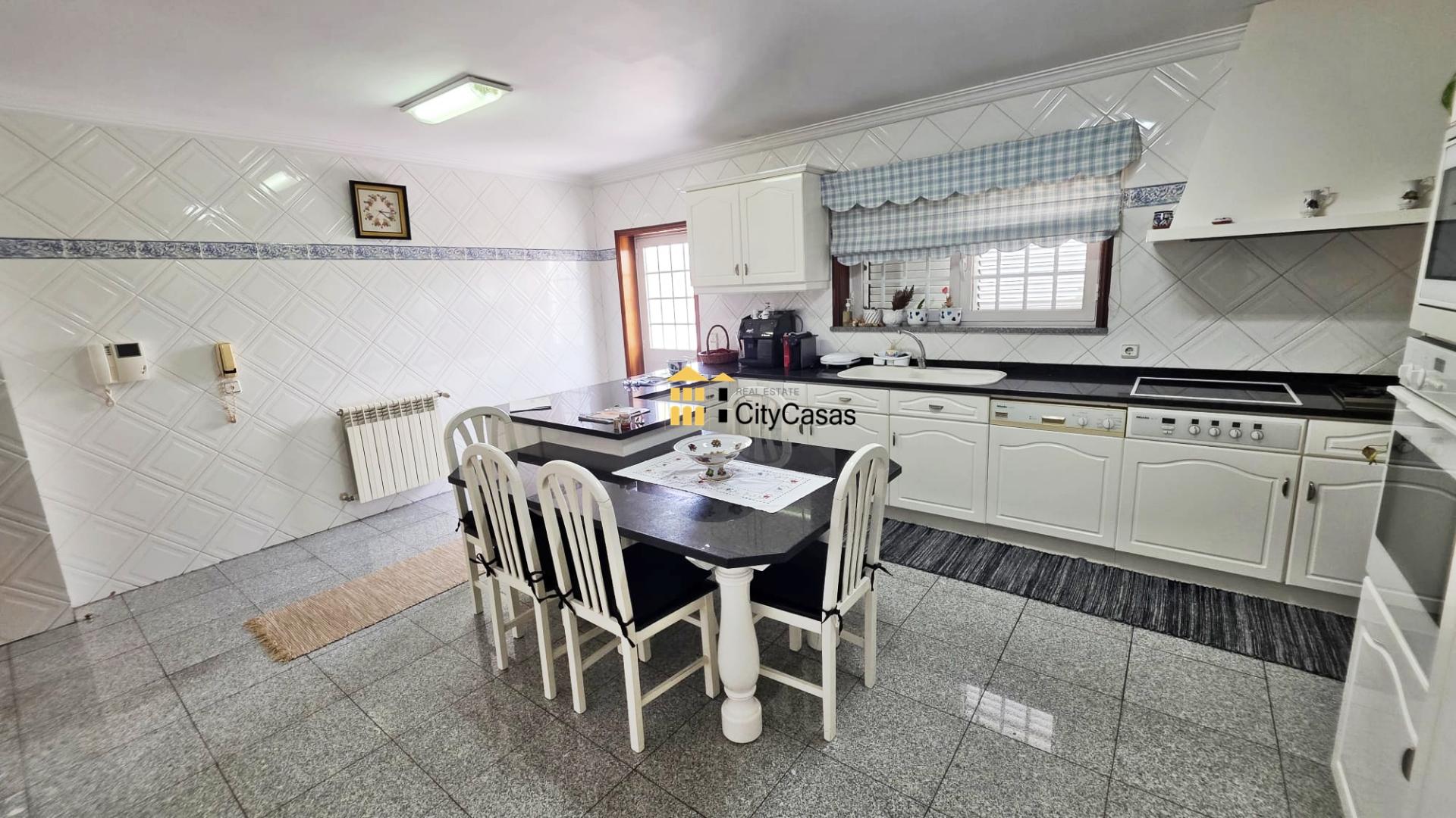 Vivenda de 4 Frentes com 3 Suítes, Garagem e Terreno | Gaia
