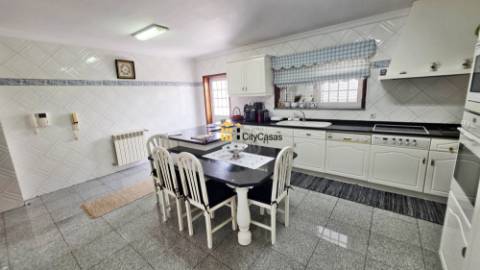 Vivenda de 4 Frentes com 3 Suítes, Garagem e Terreno | Gaia