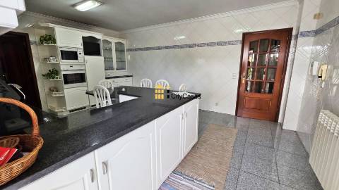 Vivenda de 4 Frentes com 3 Suítes, Garagem e Terreno | Gaia