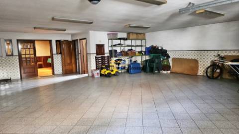 Vivenda de 4 Frentes com 3 Suítes, Garagem e Terreno | Gaia