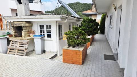 Vivenda de 4 Frentes com 3 Suítes, Garagem e Terreno | Gaia
