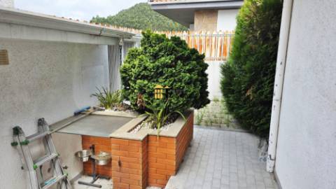 Vivenda de 4 Frentes com 3 Suítes, Garagem e Terreno | Gaia