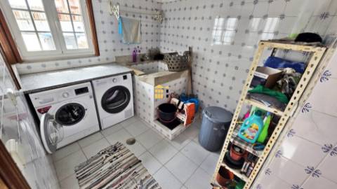 Vivenda de 4 Frentes com 3 Suítes, Garagem e Terreno | Gaia