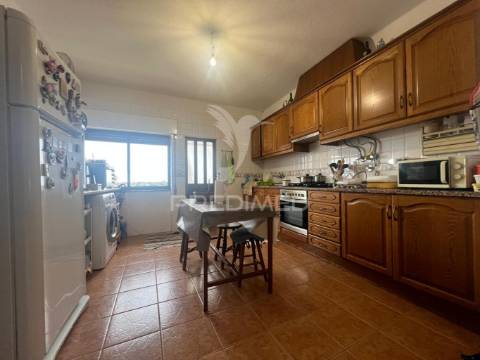 Moradia bi-familiar t5+t3 em brejos do assa, palmela
