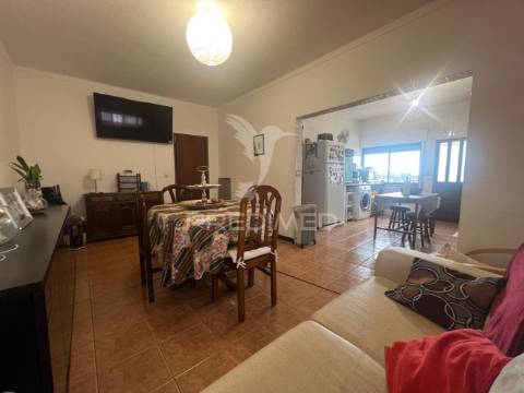Moradia bi-familiar t5+t3 em brejos do assa, palmela
