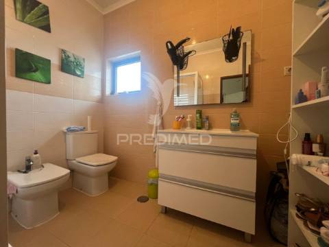 Moradia bi-familiar t5+t3 em brejos do assa, palmela