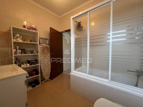 Moradia bi-familiar t5+t3 em brejos do assa, palmela