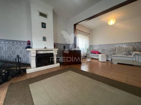 Moradia bi-familiar t5+t3 em brejos do assa, palmela