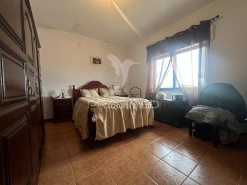 Moradia bi-familiar t5+t3 em brejos do assa, palmela