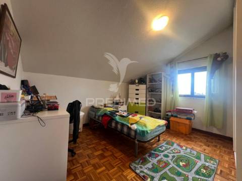 Moradia bi-familiar t5+t3 em brejos do assa, palmela
