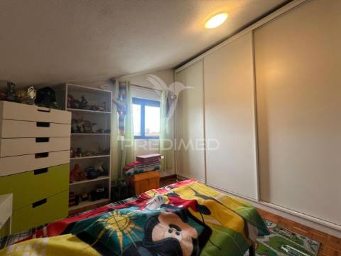 Moradia bi-familiar t5+t3 em brejos do assa, palmela