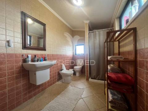 Moradia bi-familiar t5+t3 em brejos do assa, palmela